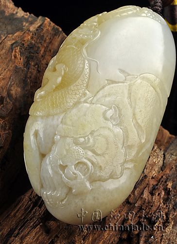 白玉子料把件-臥虎藏龍