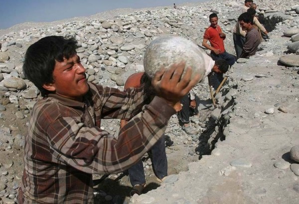 在和田市郊的玉龍喀什河的干枯河道，已經(jīng)被挖得千瘡百孔了