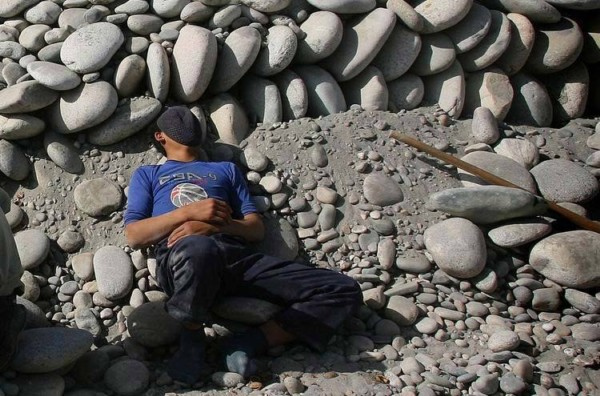 挖累了，睡會。