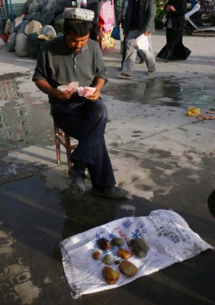 在和田的玉石交易市場上 