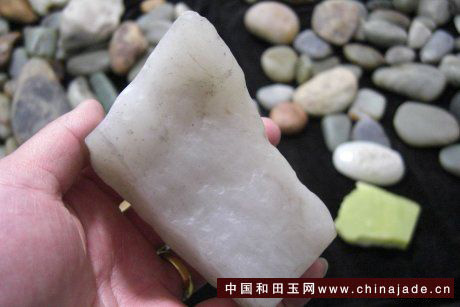 這個是石英，常會冒充戈壁白玉