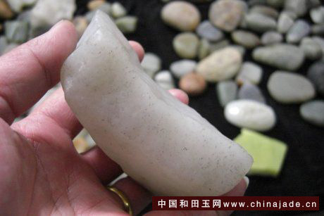 這個是石英，常會冒充戈壁白玉