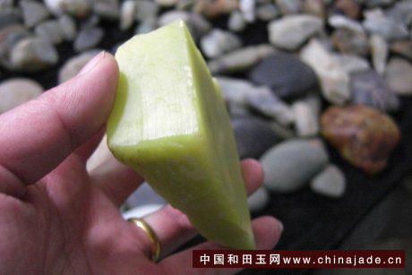 這個是岫玉，會冒充黃玉山料