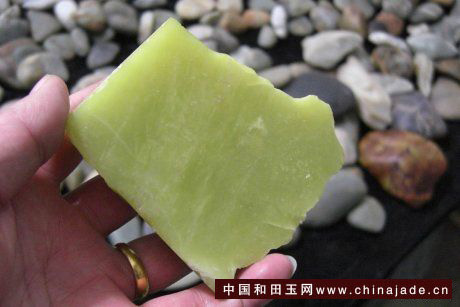 這個是岫玉，會冒充黃玉山料