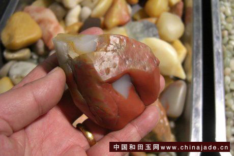 這個是戈壁彩石，成份是石英，常會冒充戈壁玉