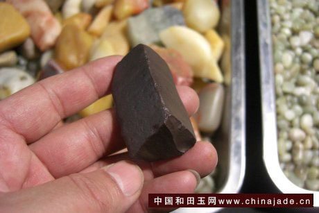 這個是戈壁彩石，成份是石英，常會冒充戈壁玉