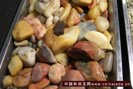 這個是戈壁彩石，成份是石英，常會冒充戈壁玉