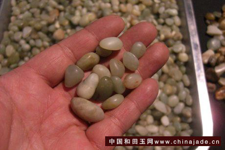 滾筒料，通常是山料磨出來的，也會冒充籽料/子料