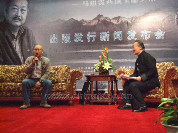 中國珠寶玉石首飾行業協會副秘書長奧巖先生高度評價馬進貴大師的玉雕藝術