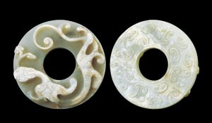 明代 螭虎紋云紋玉璧 明代 螭虎紋云紋玉璧