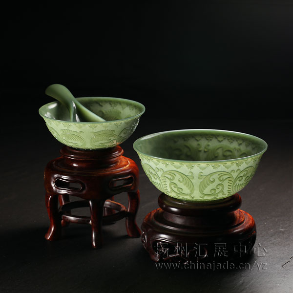 青玉-纏枝紋飾薄胎碗