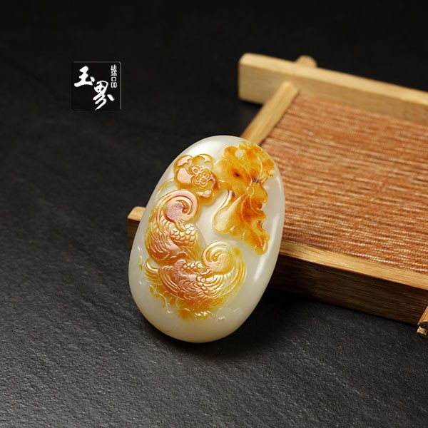 白玉子料掛件-和合美滿 ，139000元 ，規格：高4.8寬3.3厚1.2cm ，重量：36克 ，玉雕作者：萬偉 