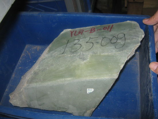 黃綠色的黃口料原料達不到黃玉標準 黃綠色的黃口料原料達不到黃玉標準