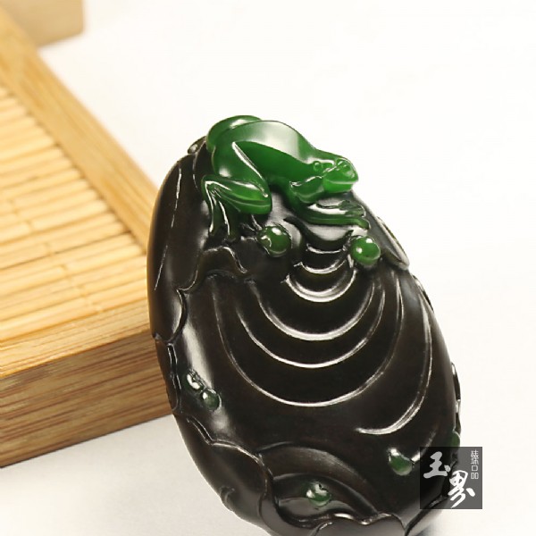 碧玉巧雕掛件-蛙趣