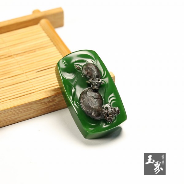 碧玉-巧雕牛牌 (馮鈐玉雕作品)