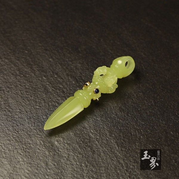 黃玉掛件-嵌藍寶金剛杵