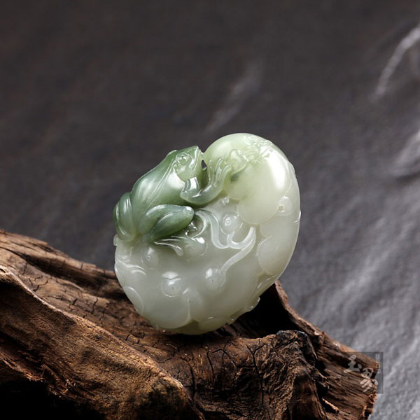 白玉子料把件-小青蛙（呱呱叫） （玉界臻品 馮鈐玉雕作品）