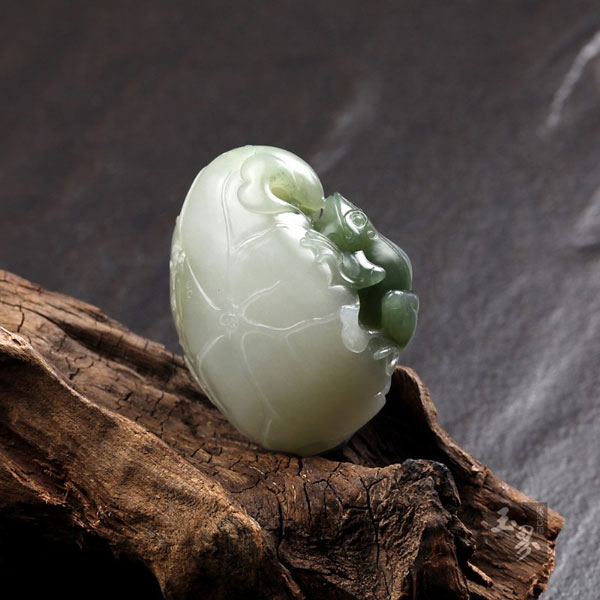 白玉子料把件-小青蛙（呱呱叫） （玉界臻品 馮鈐玉雕作品）