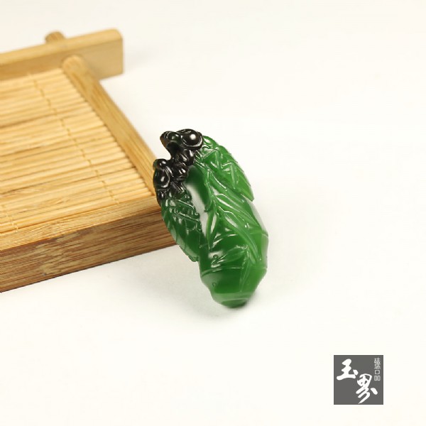 和田碧玉巧雕掛件-蟬語