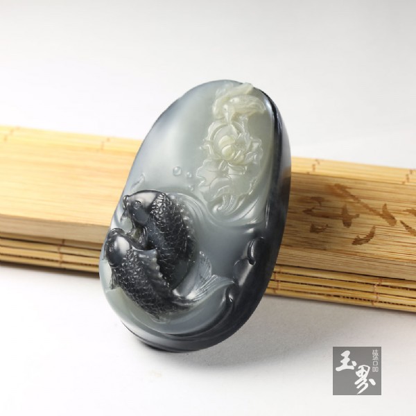 和田玉墨玉子料把牌－雙魚戲荷