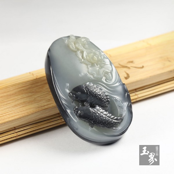 和田玉墨玉子料把牌－雙魚戲荷