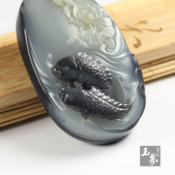 和田玉墨玉子料把牌－雙魚戲荷