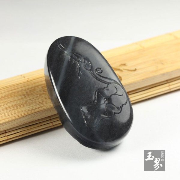 和田玉墨玉子料把牌－雙魚戲荷