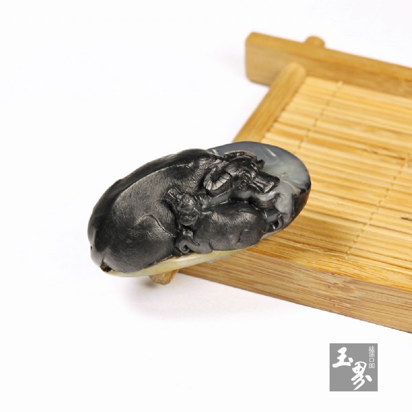 墨玉子料掛件-帶子上朝