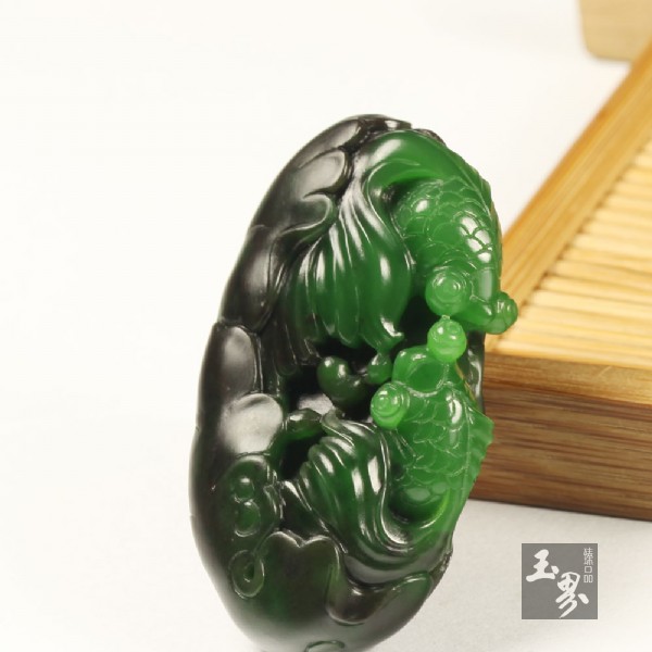 碧玉巧雕掛件-雙魚戲荷 