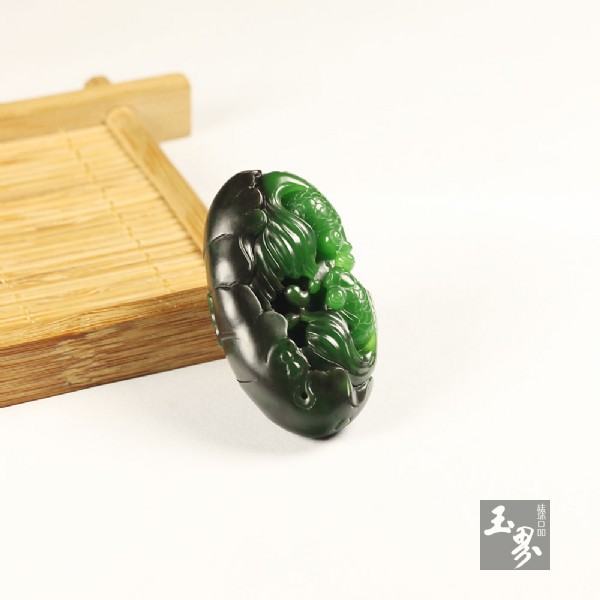 碧玉巧雕掛件-雙魚戲荷 