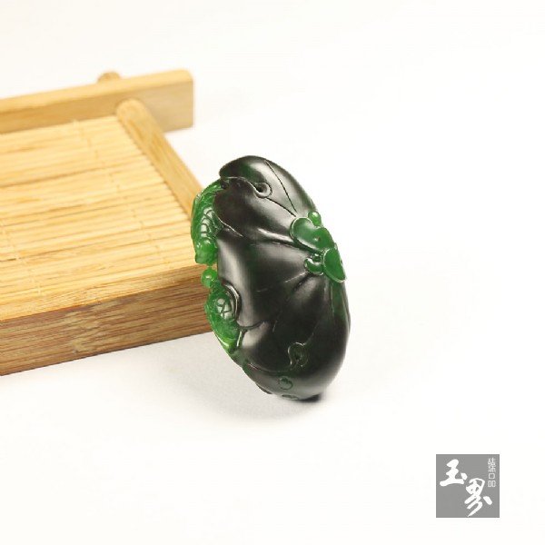 碧玉巧雕掛件-雙魚戲荷 