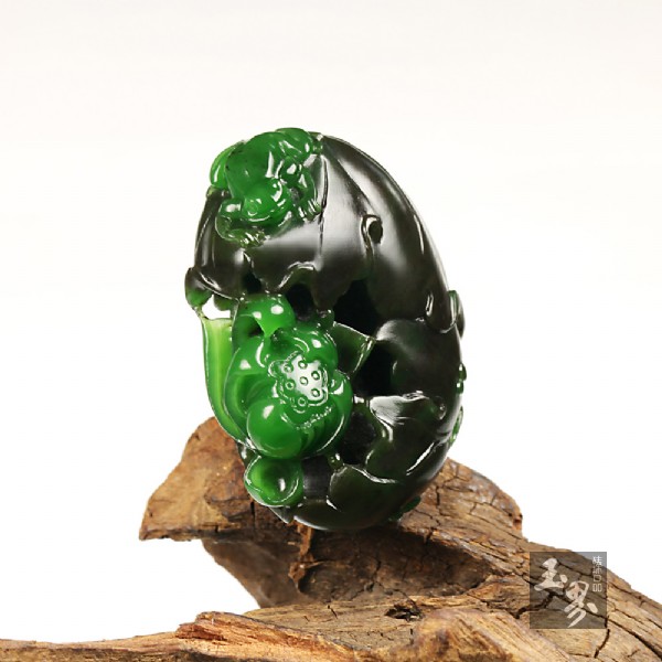 碧玉巧雕掛件-墨荷清音