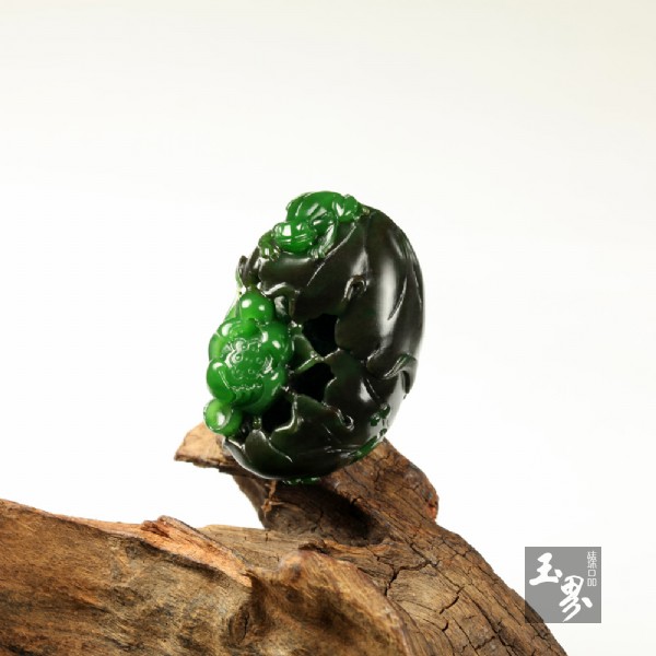 碧玉巧雕掛件-墨荷清音