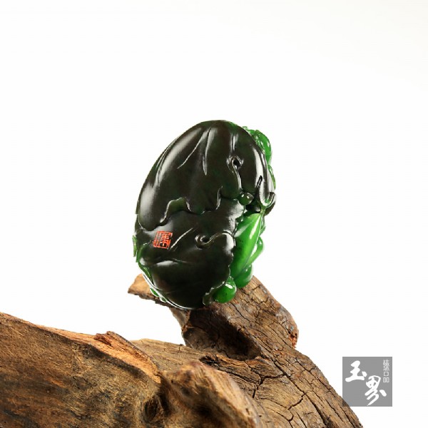 碧玉巧雕掛件-墨荷清音