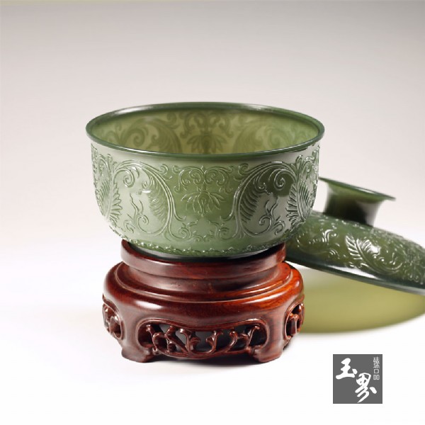 青玉-纏枝紋飾薄胎罐 