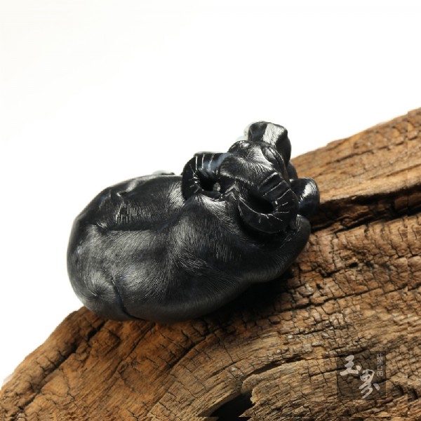 墨玉子料把件-扭轉乾坤