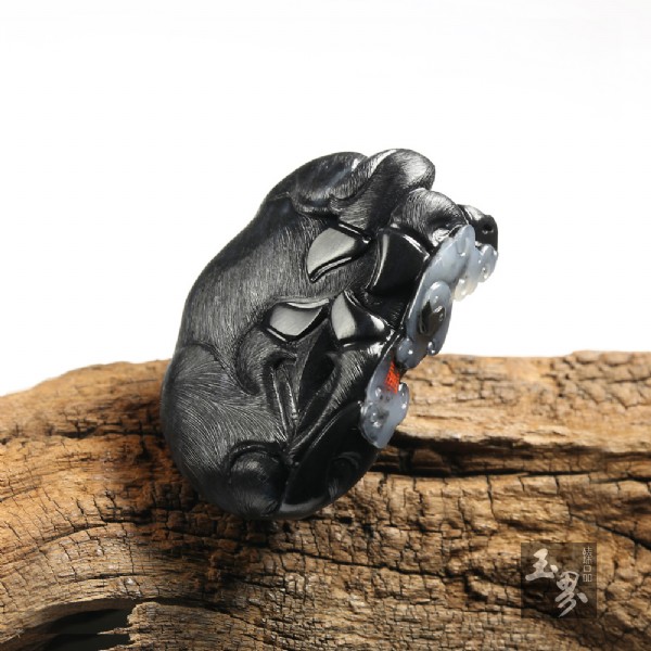 墨玉子料把件-扭轉乾坤