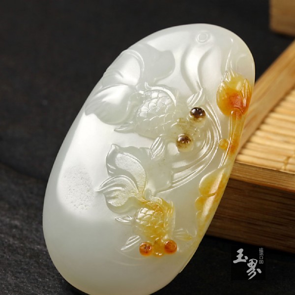 白玉子料掛件-雙魚戲荷