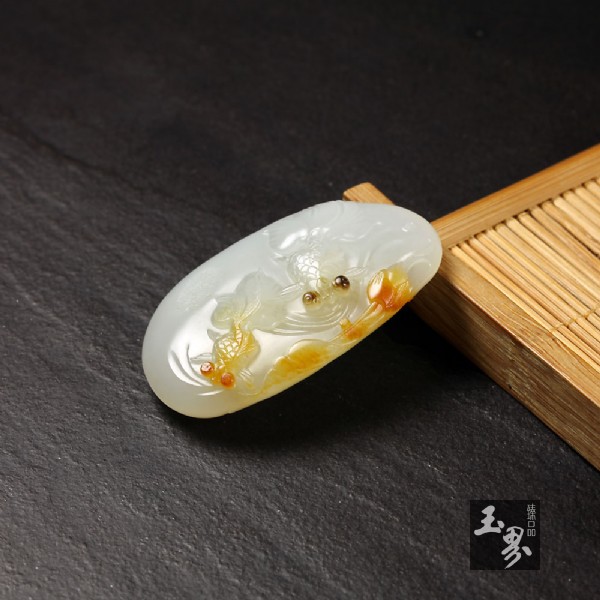 白玉子料掛件-雙魚戲荷