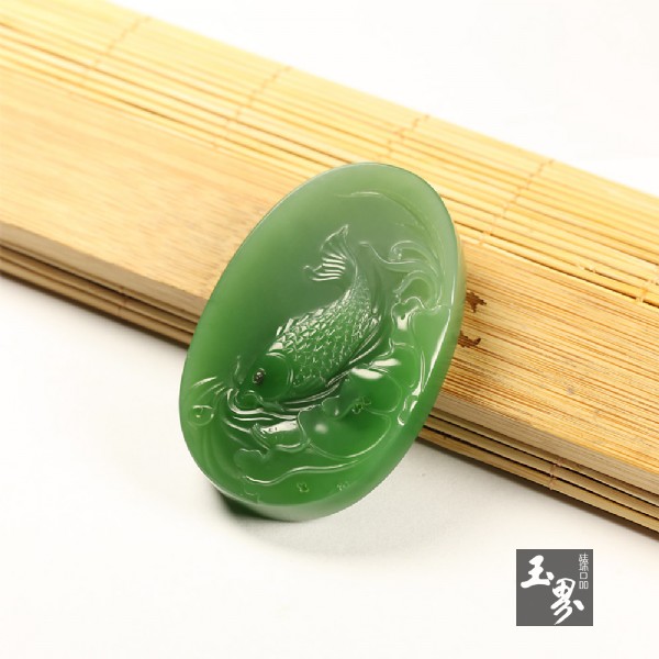 碧玉巧雕掛件-戲荷 