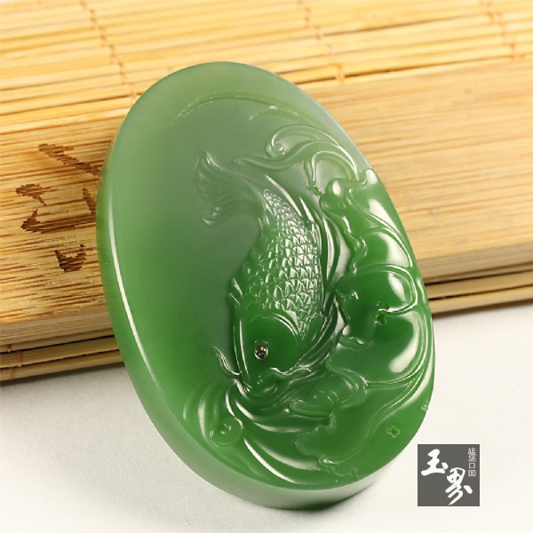 碧玉巧雕掛件-戲荷 