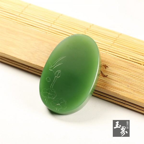 碧玉巧雕掛件-戲荷 