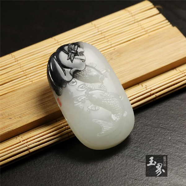 墨玉子料牌-雙魚戲荷