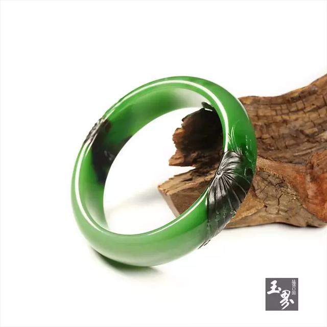 碧水雙魚蓮葉間——碧玉巧雕手鐲賞