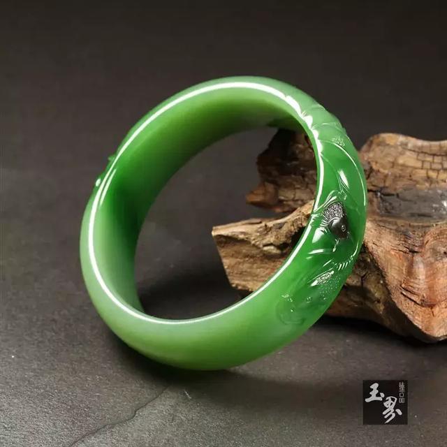 碧水雙魚蓮葉間——碧玉巧雕手鐲賞