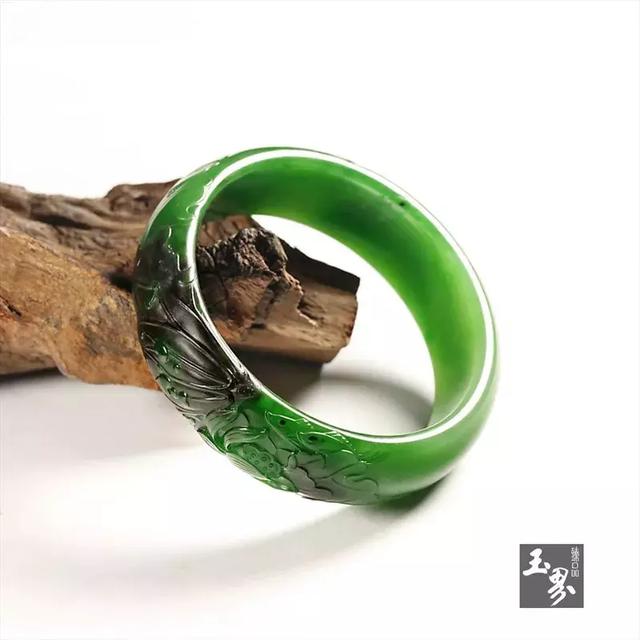 碧水雙魚蓮葉間——碧玉巧雕手鐲賞