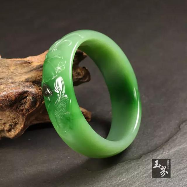碧水雙魚蓮葉間——碧玉巧雕手鐲賞