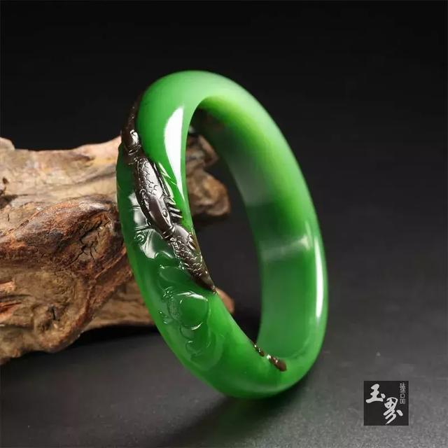 碧水雙魚蓮葉間——碧玉巧雕手鐲賞
