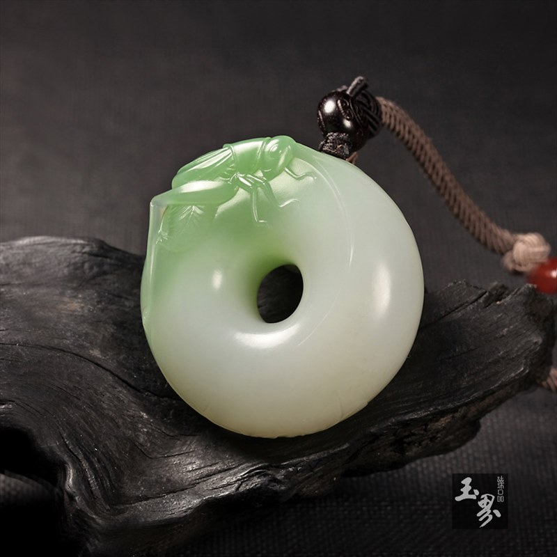 (翠青)白玉掛件-俏色蟈蟈