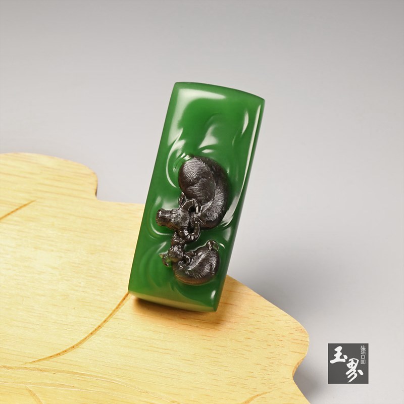 碧玉巧雕牌-帶子上朝